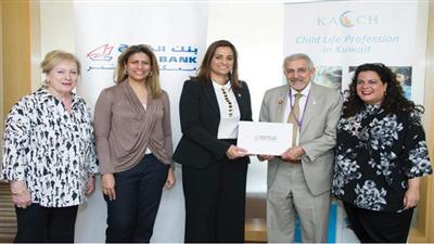 من اليسار لليمين: مارجريت الساير وهديل الفضلي وسلمى الحجّاج ود.هلال الساير رئيس بيت عبدالله ورشا الحمد