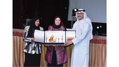 درع لمحافظ الأحمدي تسلمه مدير العلاقات العامة بالمحافظة