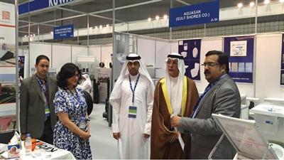 السفير متعب المطوطح خلال زيارته لجناح الكويت في المعرض
