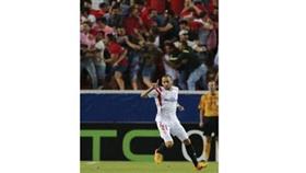 فيدال يقود اشبيلية لانتصار كبير على فيورنتينا