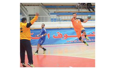 الكويت يواصل انتصاراته ويبتعد في الصدارة