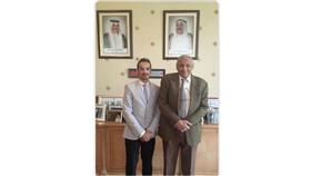 سفير الكويت في لندن خالد الدويسان في صورة مع د.أحمد المهاوش على هامش تكريمه