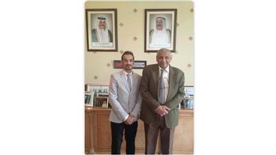 سفير الكويت في لندن خالد الدويسان في صورة مع د.أحمد المهاوش على هامش تكريمه