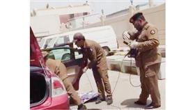 رجال الأمن السعودي أثناء توقيفهم السيارة المحملة بالمتفجرات