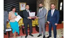 عمرو علي يتسلم درعا تكريمية