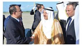 صاحب السمو يصافح السفير منصور العتيبي