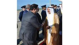سموه يصافح مستقبليه