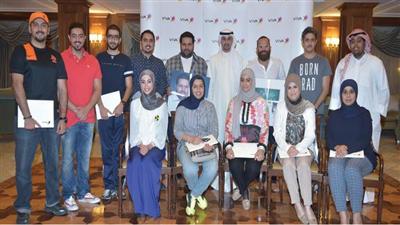أيمن المطيري وأحمد النويبت يتوسطان الخبيران والمشاركين