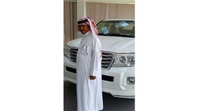 صورة - سعودية تفاجيء زوجها بـ «لاندكروزر» يوم تقاعده