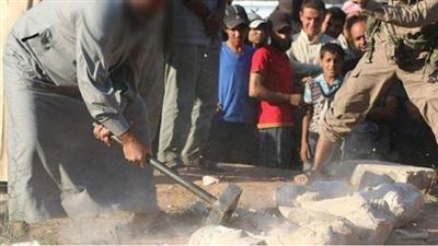 «داعش» ينشر صورًا لعناصره وهم يحطمون تماثيل مدينة تدمر الأثرية