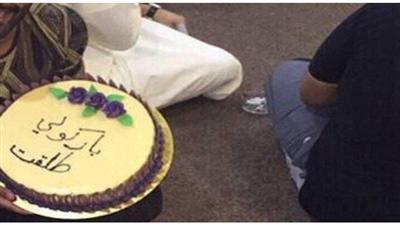 صورة - شاب يحتفل بانفصاله عن زوجته.. «باركوا لي طلقت» !