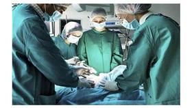 مريض أمريكي يسجل لأطباء سخريتهم منه أثناء الجراحة فيربح نصف مليون دولار
