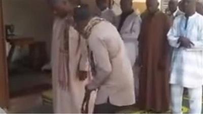 فيديو - إفريقي يخرج من الصلاة ويتشاجر مع الإمام