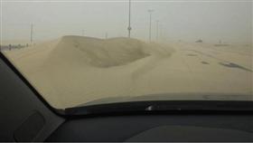الأشغال: إزالة الرمال المتراكمة على كافة الطرق.. توخي الحيطة والحذر من تحرك الرمال وترسبها على بعض الطرقات