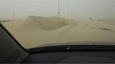 الأشغال: إزالة الرمال المتراكمة على كافة الطرق.. توخي الحيطة والحذر من تحرك الرمال وترسبها على بعض الطرقات