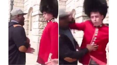 فيديو - حارس قصر ملكة بريطانيا يصفع رجلاً ويطرحه أرضاً