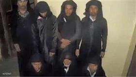 صورة لمجوعة من المسلحين الحوثيين تم القبض عليهم وهم متخفين بأزياء نساء بحسب مصادر يمنية