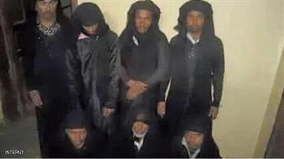 صورة لمجوعة من المسلحين الحوثيين تم القبض عليهم وهم متخفين بأزياء نساء بحسب مصادر يمنية