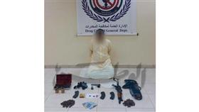 مواطن «سوابق» يسقط بحشيش وكلاشينكوف ومسدس