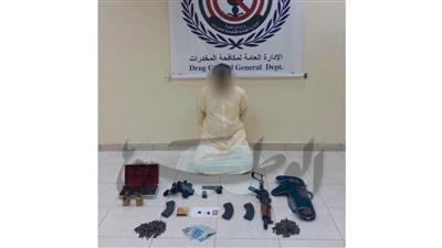 مواطن «سوابق» يسقط بحشيش وكلاشينكوف ومسدس