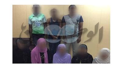 «الداخلية» تضبط تشكيلاً عصابياً يدير مكتباً وهمياً للخدم