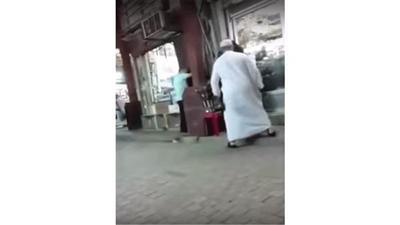 فيديو - «مُسِنٌّ» يضرب امرأة ركلًا وصفعًا في «المباركية» .. والداخلية تحقق بتاريخه وملابساته