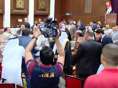 فيديو - مؤتمر تحرير الأنبار العراقي ينتهي بمشاجرة بالكراسي