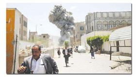 يمنيون يبتعدون عن منزل الرئيس السابق علي عبدالله صالح أثناء قصف قوات التحالف له أمس (رويترز)