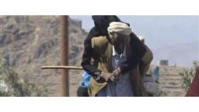 صورة - عجوز يحمل زوجته على ظهره هرباً من حصار الحوثيين