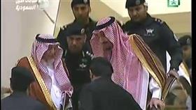 فيديو - حارس الملك ينقذ الأمير بندر بن محمد من السقوط