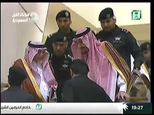 فيديو - حارس الملك ينقذ الأمير بندر بن محمد من السقوط