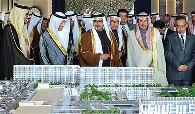 عميد السلك الدبلوماسي سفير الكويت لدى البحرين الشيخ عزام الصباح خلال حضوره تدشين وضع حجر الأساس لمشروع (مراسي البحرين)