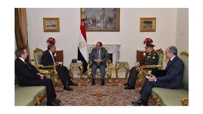 الرئيس المصري عبدالفتاح السيسي خلال استقباله وزير الدفاع العراقي خالد العبيدي