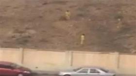 فيديو - عمال نظافة يلعبون في ..«مقبرة»