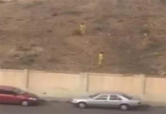 فيديو - عمال نظافة يلعبون في ..«مقبرة»