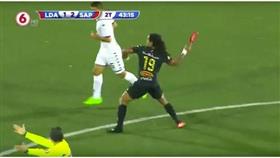 فيديو- لاعب يقذف لاعباً منافساً بـ «الحذاء»