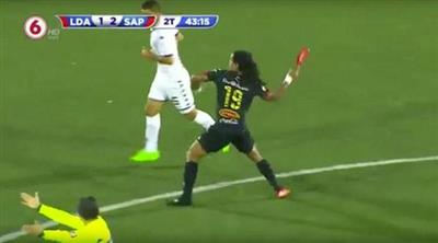 فيديو- لاعب يقذف لاعباً منافساً بـ «الحذاء»