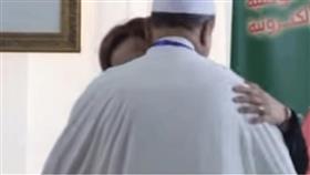 بالفيديو - قبلات إمام مسجد لوزيرة تلهب مواقع التواصل