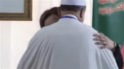 بالفيديو - قبلات إمام مسجد لوزيرة تلهب مواقع التواصل