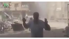 فيديو - سوري يصرخ من تحت القصف: اضربونا بالذرة.. بدنا موتة واحدة