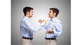 هل «تكلم نفسك»؟.. لا تقلق قد تكون عبقرياً!