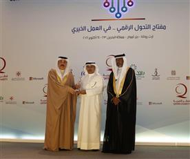 وسام الابداع يتسلمه رئيس لجنة الدعوة الالكترونية د. عبد الله العجيل من وزير العمل والتنمية الاجتماعية بالبحرين
