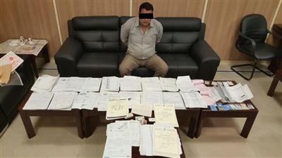 «الداخلية»: القبض على وافد يبتز موظفي الجهات الحكومية والخاصة بدعوى أنه صحفي