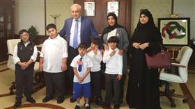وزير التربية وزير التعليم العالي الكويتي الدكتور بدر العيسى خلال استقباله مجموعة من الاطفال المصابين بمتلازمة (داون)