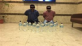 القبض على وافدين من الجنسية الهندية بحوزتهم 15 قنينة من المواد المسكرة