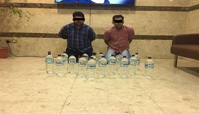 القبض على وافدين من الجنسية الهندية بحوزتهم 15 قنينة من المواد المسكرة