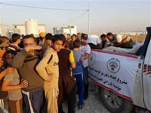 الكويت تقدم وجبات غذائية لنازحين عراقيين من الموصل