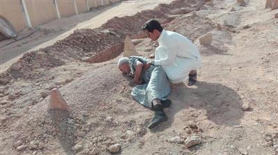 صورة سعودي يقبِّل قبر زوجته تغزو مواقع التواصل