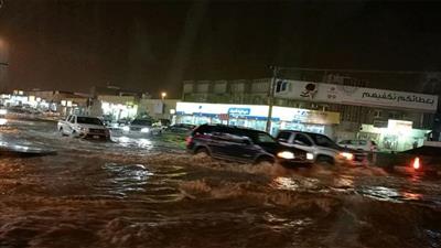 السعودية.. أمطار «المزاحمية» تغمر الشوارع وتتسبب في حوادث مرورية