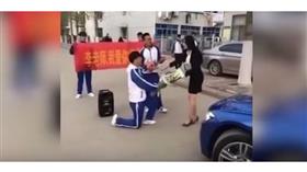 بالفيديو - طالب يخطب معلمته.. فماذا كانت ردة فعلها؟